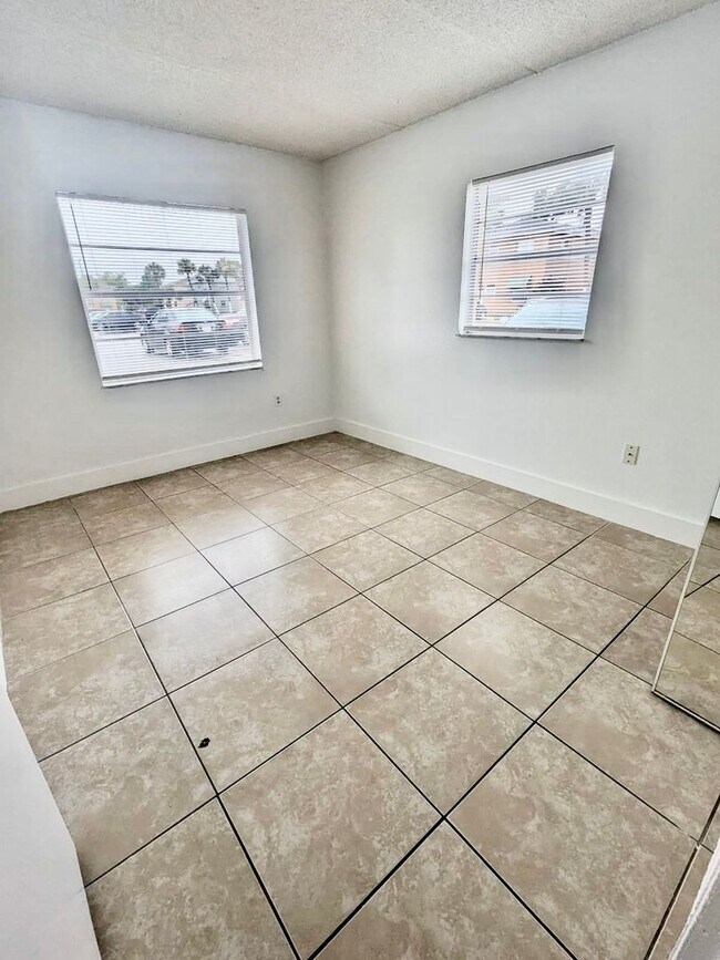 Building Photo - Palm Gardens - Molano 710