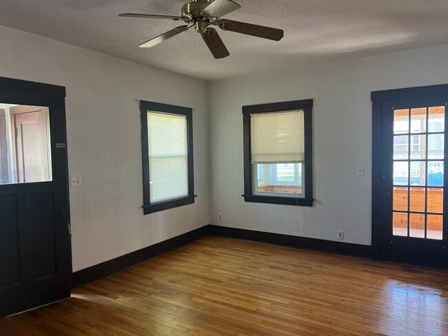 Building Photo - Pet Friendly 2BR House on Beloit's West Side