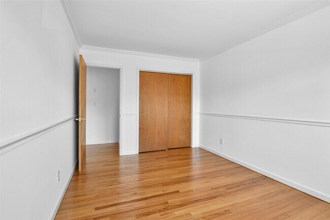 Building Photo - 237 Gainsborg Ave E