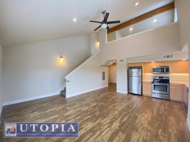 Building Photo - Beautiful, top floor apartment located in ...