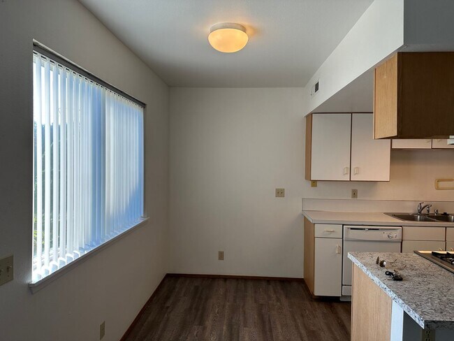 Building Photo - 1 Bedroom, 1 Bathroom Lower Unit in Small Apartment Building Close to BTC