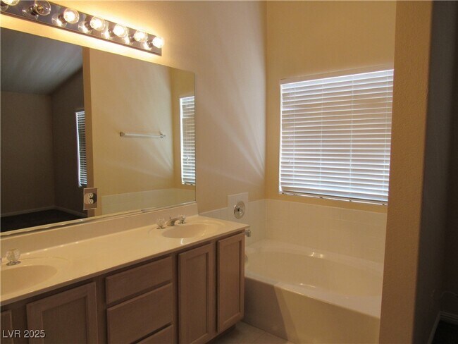 Building Photo - 1741 Mexican Poppy St