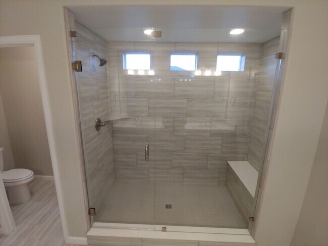 Building Photo - Gorgeous 4 Bed 3.5 Bath in Fantastic Location
