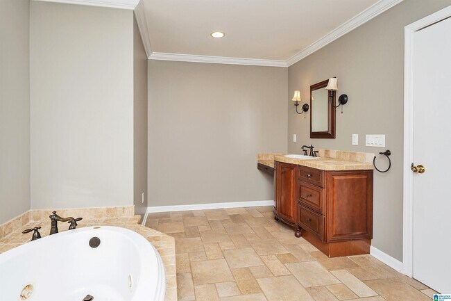 Building Photo - 2005 Chestnut Rd