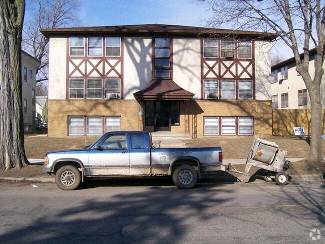 Building Photo - 3020 31st Ave S