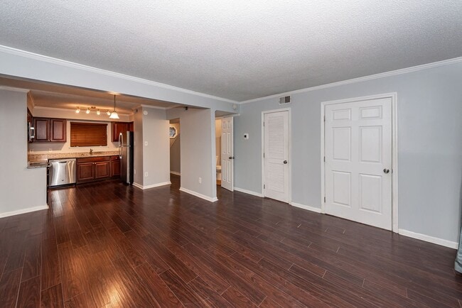 Building Photo - 3 Bedroom 2.5 Bath Condo in Parsonage Poin...