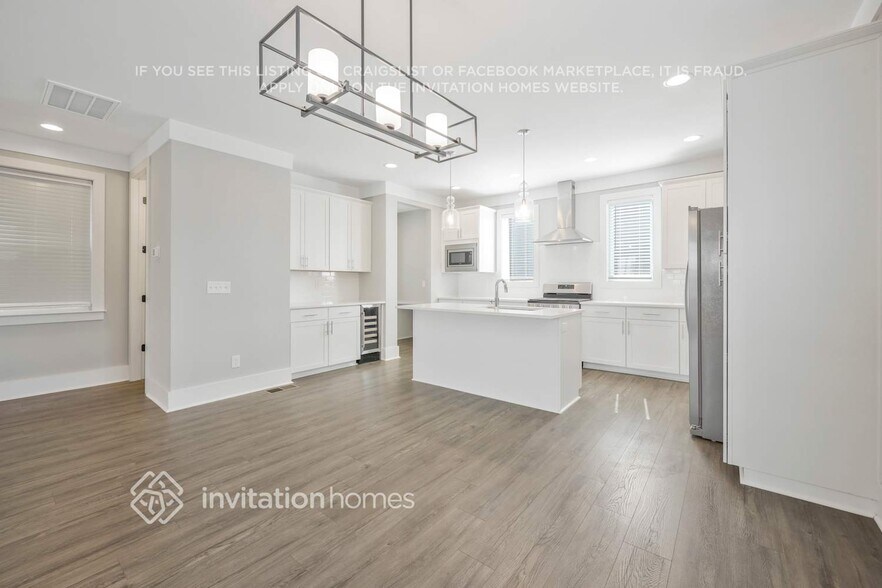 Building Photo - 647 Vernon Ave