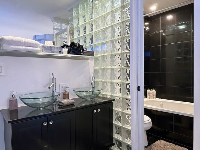 Building Photo - 7401 N Scottsdale Rd