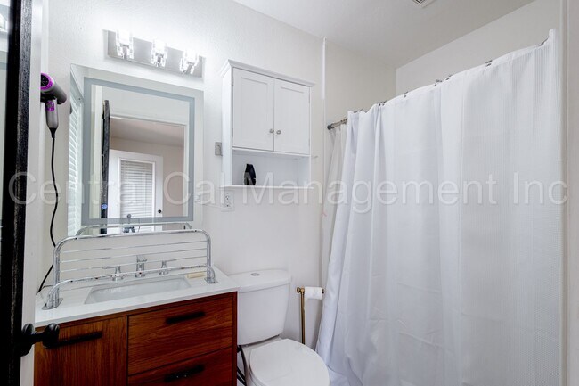 Building Photo - 3 Bedroom/2.5 Bath Home with a Mother In Law Unit - $2595 per month!