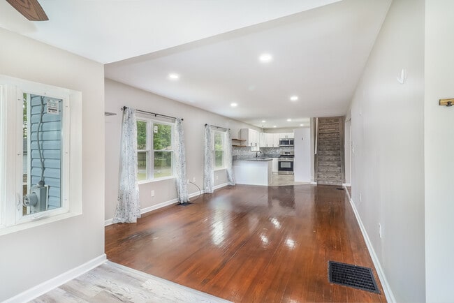 Building Photo - 243 Ridgeway Rd