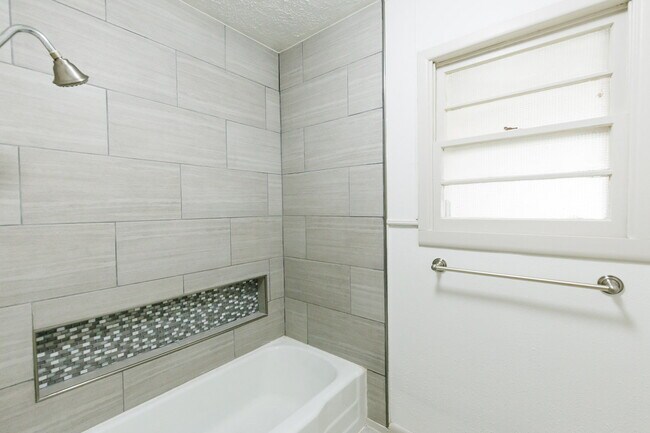 Building Photo - Newly remodeled 3/2/2 in north Lubbock!  M...