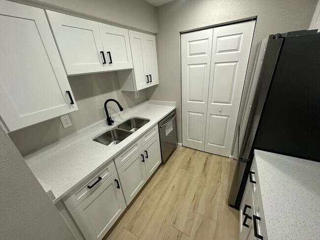 Building Photo - NEWLY renovated 2 bedroom/1 bath condo in Casselberry!!