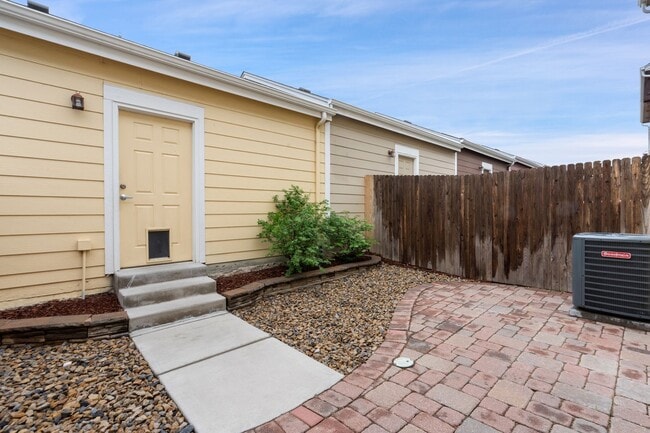 Building Photo - Evolve Real Estate: Beautiful 3 Bed / 2.5 ...