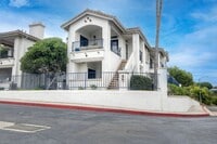 Building Photo - 2Bed/2Bath End Unit in Gated Community~ Ra...