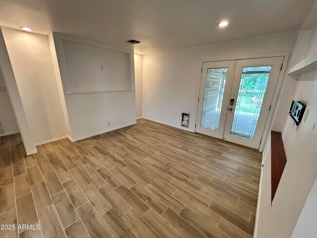 Building Photo - 1014 E Orange Dr