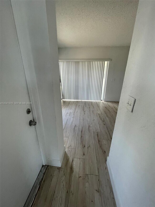 Building Photo - 2580 Coral Springs Dr