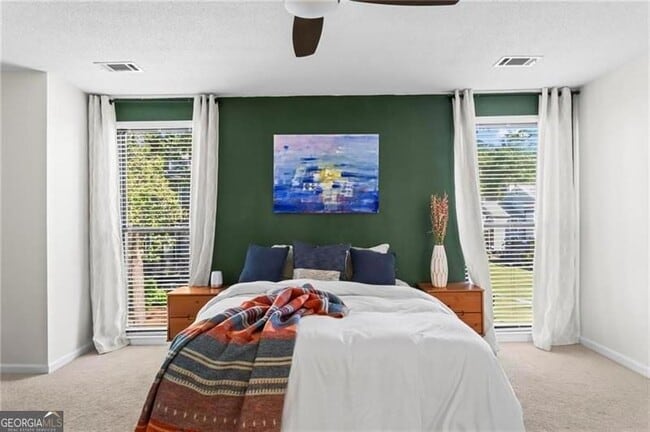 Building Photo - 1028 Riverbend Club Dr SE