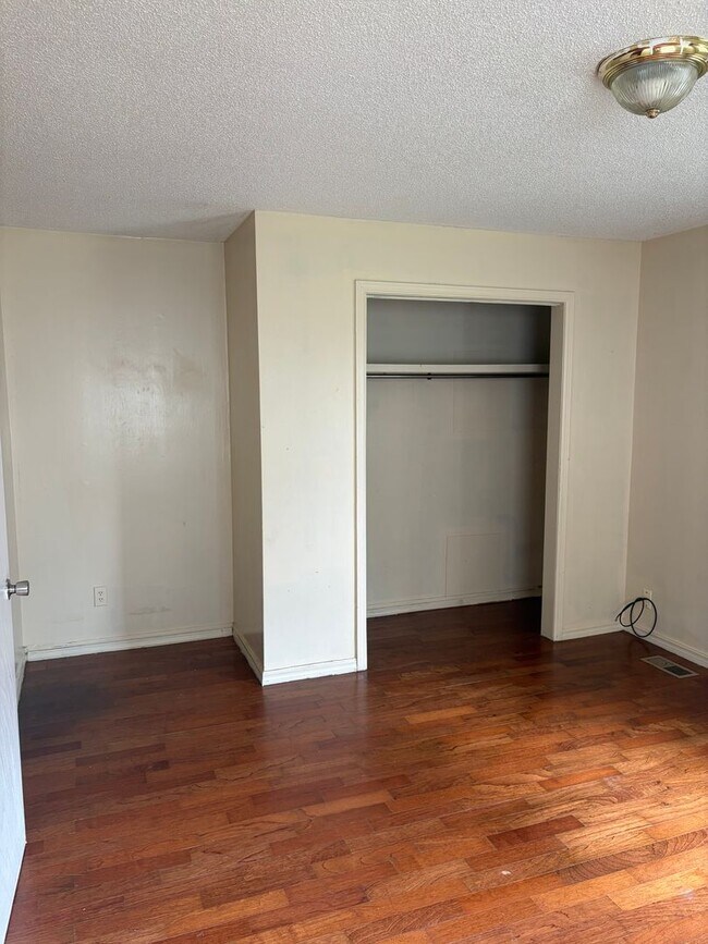 Building Photo - 2 BEDROOM 1 BATH HOUSE, WITH CENTRAL HEAT & AIR, ALL ELECTRIC, FENCED YARD. APPLICATION AND PET F...