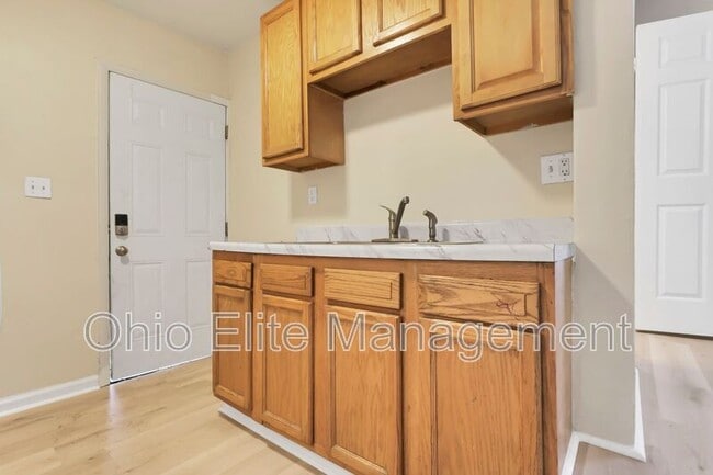 Building Photo - 347 1/2 E Welch Ave