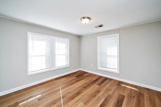 Building Photo - Spacious and Stunning 3-Bedroom, 2-Bath Ho...