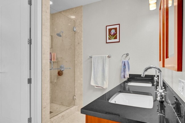 Building Photo - Fully Furnished 2 Bedroom 2 Bath High Rise with Strip Views