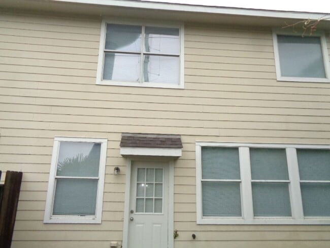 Building Photo - Beautiful 3BR Townhome in Villas of Oakwood Glen – Klein ISD