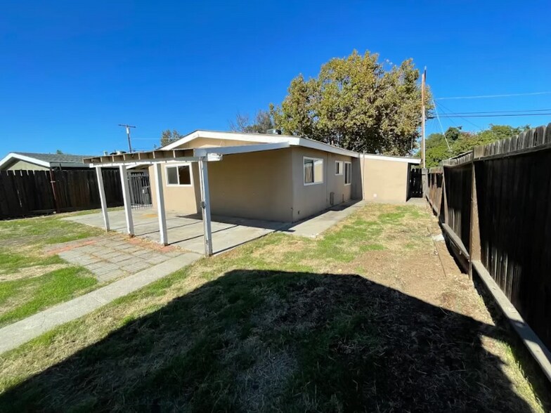 Building Photo - 12 Bryan Ave