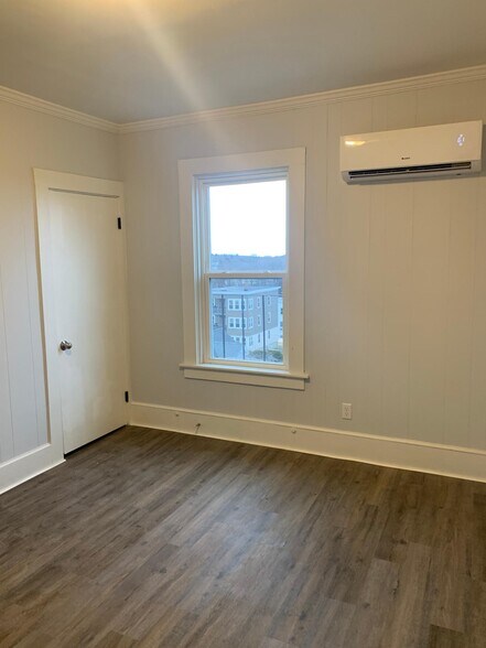 Building Photo - 213 Grand St