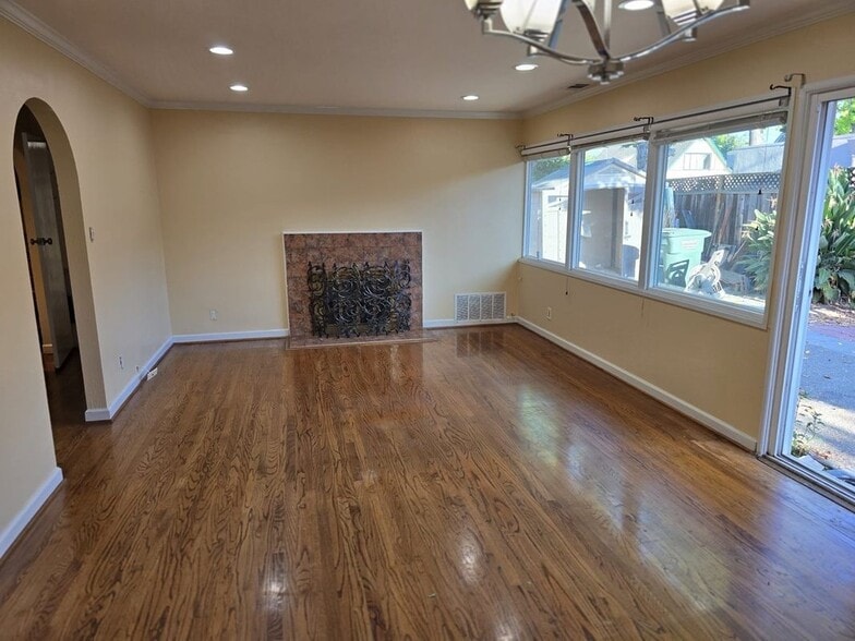 Building Photo - 707 Pierino Ave
