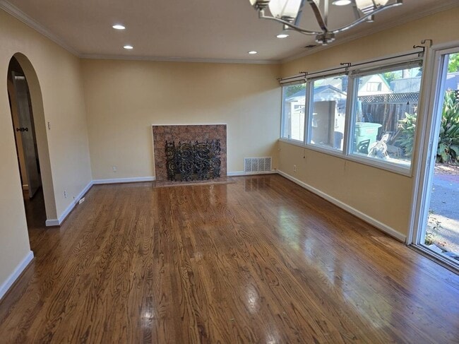 Building Photo - 707 Pierino Ave