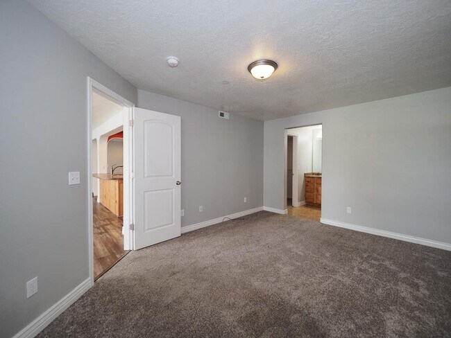 Building Photo - Beautiful Daybreak Condo