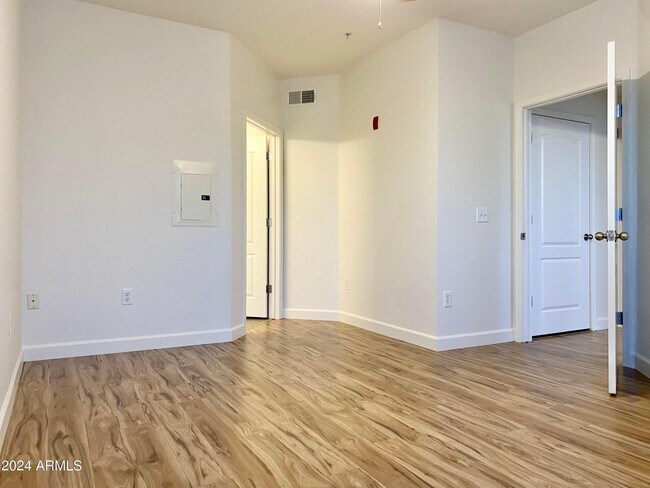 Building Photo - 1701 E Colter St