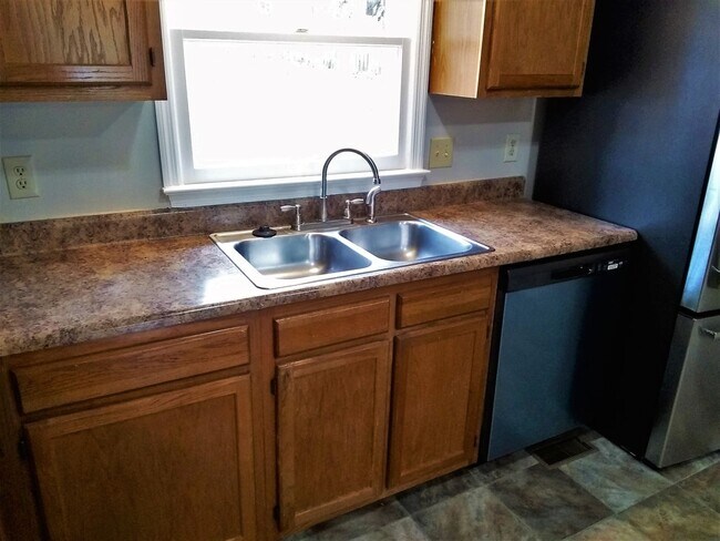 Building Photo - UPDATED & SPACIOUS 3 Bedroom 2 Bathroom home close to SHOPPING & FT BRAGG!!