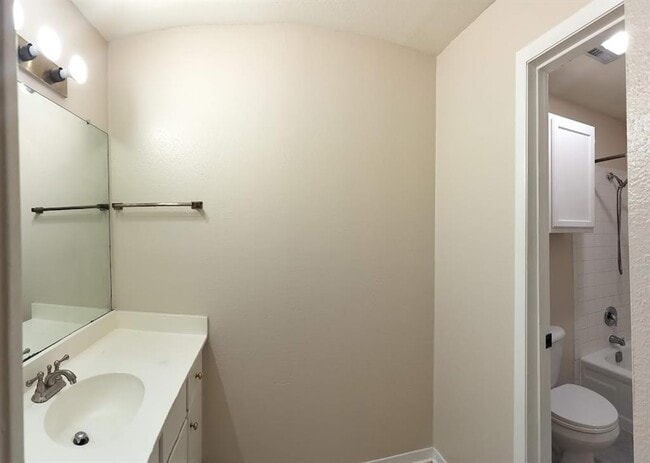 Building Photo - 1510 W N Loop Blvd