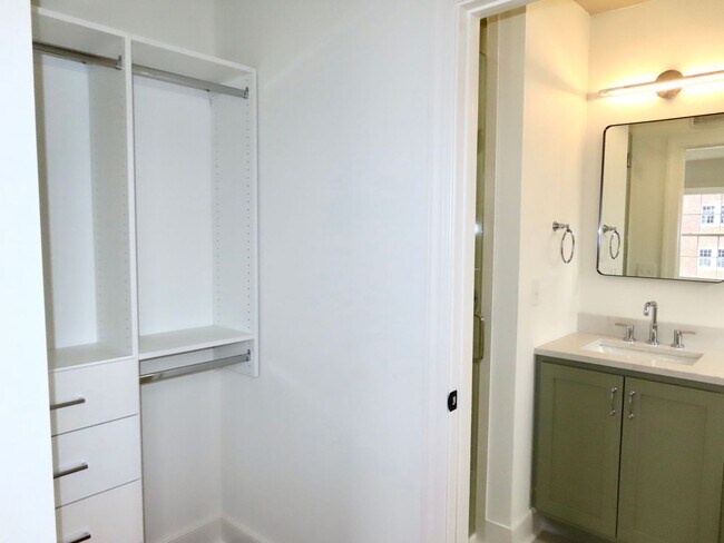 Building Photo - 2724 E Magnolia Ave