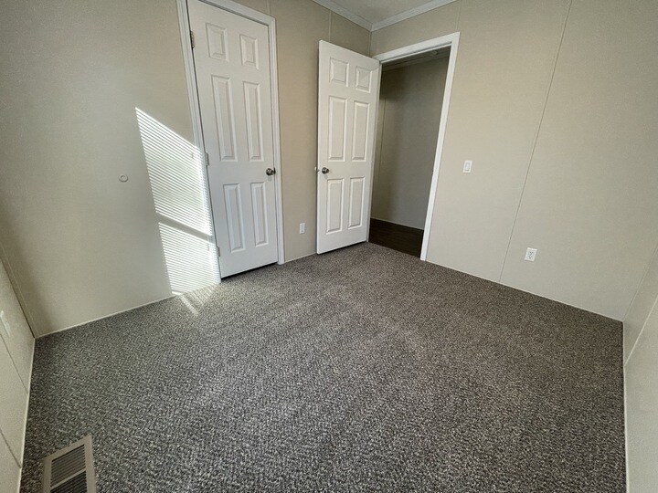 Building Photo - 38054 Versailles St