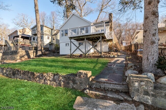 Building Photo - 103 Upper Lakeview Ave