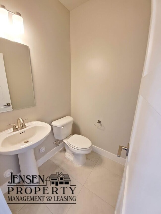 Building Photo - Three Bedroom Red Mountain Vista Town Home