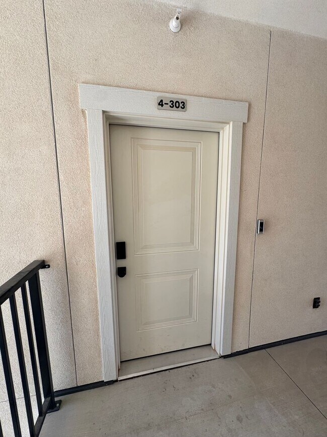 Building Photo - 3 Bed Condo In Desert Color!