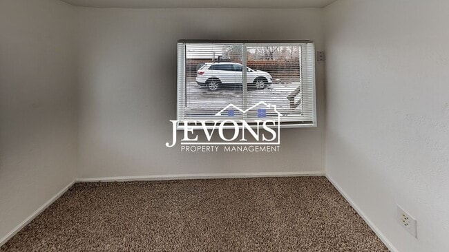 Building Photo - Two-story home in a walkable location, just minutes from Yakima Valley College, featuring long dr...