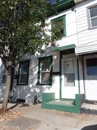 Building Photo - 2 Bedroom House w/ washer and dryer hook up