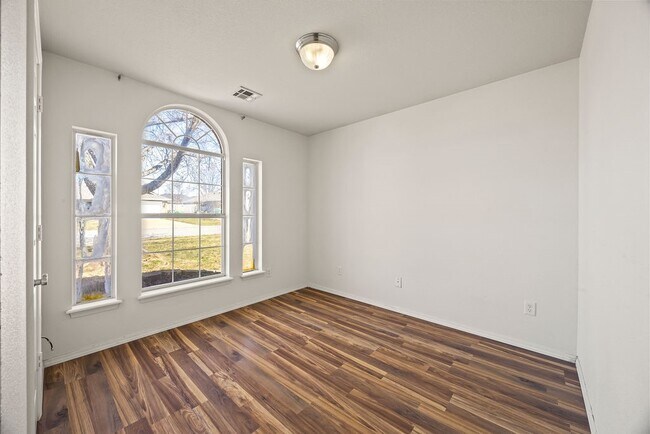 Building Photo - 851 Honeysuckle Dr