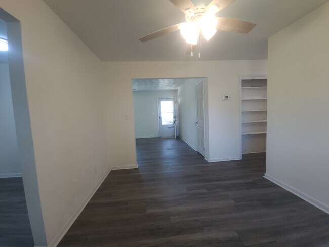 Building Photo - 846 Drawbridge Dr