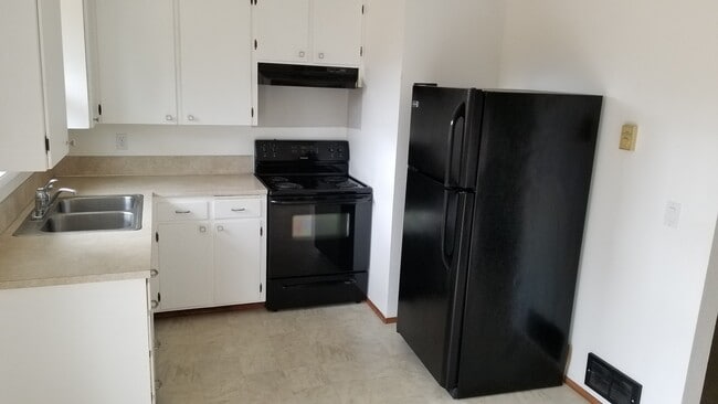 Building Photo - Cozy 2 Bed, 1 Bath duplex with large yard - Won't Last Long!