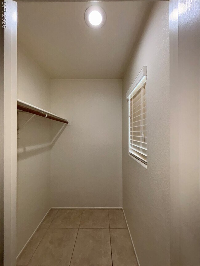 Building Photo - 1265 Orchard View St