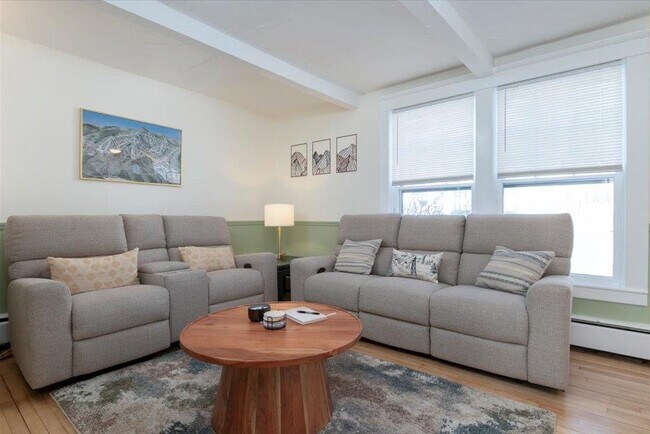 Building Photo - 122 Oak St