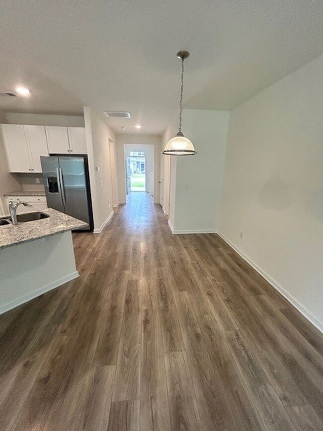 Building Photo - FREE RENT - $1000 Off First Month's Rent! ...