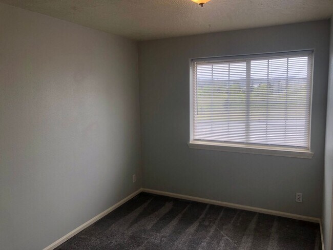 Building Photo - Updated Duplex - 3 Bedroom 1.5 Bath