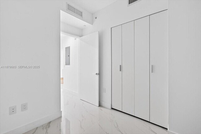 Building Photo - 700 NE 24th St