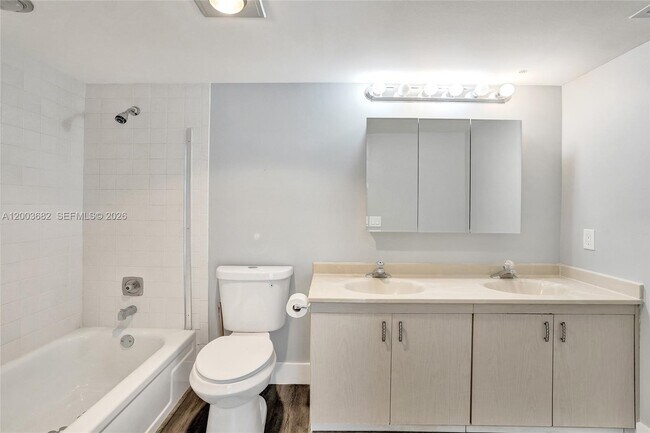 Building Photo - 3001 Portofino Isle